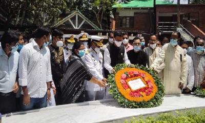 বঙ্গবন্ধুর সমাধিতে নৌ প্রতিমন্ত্রীর শ্রদ্ধা