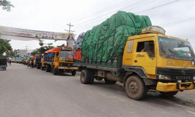 পদ্মাপারের অপেক্ষায় তিন শতাধিক যান