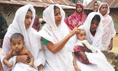 নীরবতার ফাঁকে কেবলই কান্না, সাদা শাড়িতে বউ-শাশুড়ি