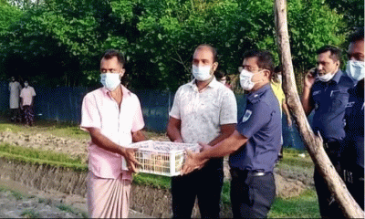 মোংলায় করোনা আক্রান্তদের ফল উপহার দিলেন ওসি