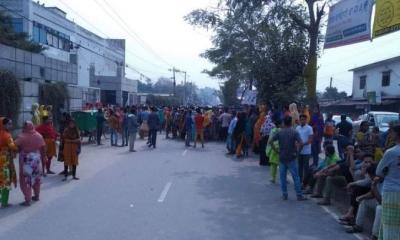 বকেয়া বেতনের দাবিতে নারায়ণগঞ্জে পোশাক শ্রমিকদের সড়ক অবরোধ