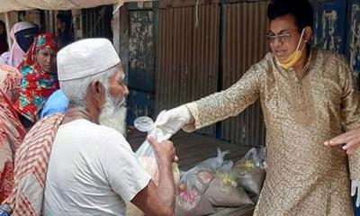 কর্মহীনদের মাঝে কেন্দ্রীয় যুবলীগ নেতার ধারাবাহিক ত্রাণ বিতরণ