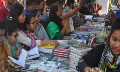 পাঠকের পদচারণায় মুখর বইমেলার শেষ সন্ধ্যা