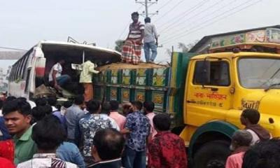 ট্রাকের ধাক্কায় বাসের হেলপার নিহত