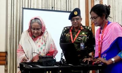 ই-পাসপোর্টের জন্য ছবি তুলেছেন প্রধানমন্ত্রী