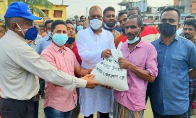 কর্মহীন ৩০০ পরিবহন শ্রমিককে সহায়তা দিল রংপুর জেলা প্রশাসন