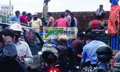 দূরপাল্লার বাস নেই রাস্তায়, যাত্রী‌দের ভরসা ন‌সিমন মা‌হেন্দ্র ট্রাক