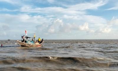 নোয়াখালীর হাতিয়াতে জেলের লাশ উদ্ধার, ১৪ জন জীবিত উদ্ধার, নিখোঁজ-১