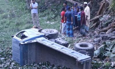 বেপরোয়া পিকআপে পৃষ্ঠ মা-মেয়েসহ ৩ জন