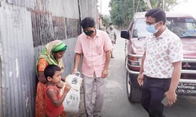 খাবার নিয়ে হাজির হরিরামপুরের ইউএনও