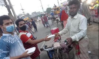 খোকসায় ছিন্নমূলদের মাঝে ছাত্রলীগের ইফতার বিতরণ 