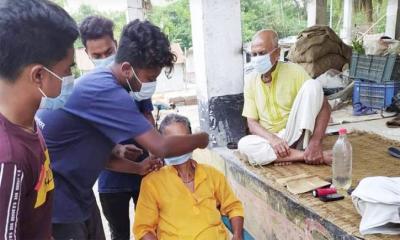 সংক্রমণ ঠেকাতে ইবি ছাত্রলীগ কর্মীর মাস্ক বিতরণ