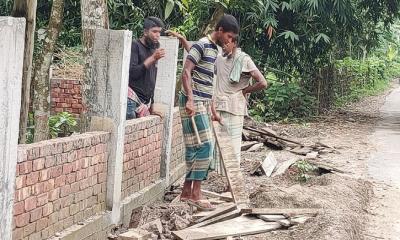 বিদ্যালয়ের সীমানা প্রাচীর নির্মান কাজে ব্যাপক অনিয়ম : এলাকাবাসীর তোপের মুখে কাজ বন্ধ 