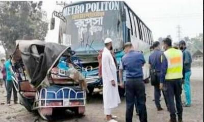 যশোরে ইজিবাইকে বাসের ধাক্কায় নিহত ২