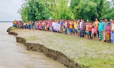 ধরলা নদীর ভাঙ্গন প্রতিরোধ ও তীর রক্ষা বাঁধের দাবীতে মানববন্ধন