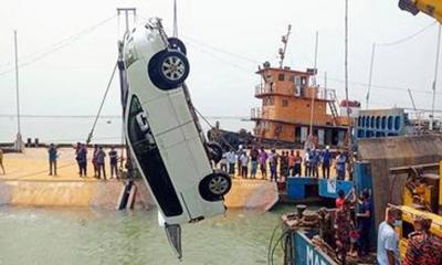 উদ্ধার হলো ফেরিতে উঠতে পদ্মায় ডুবে যাওয়া গাড়ি(ভিডিও)