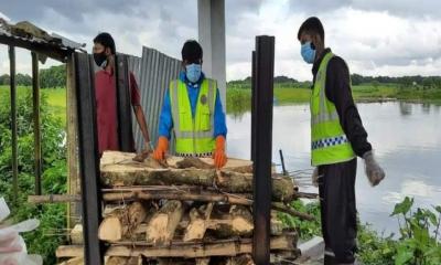 এগিয়ে আসলো না কেউ , করোনায় মৃত ব্যক্তির সৎকার করল পুলিশ