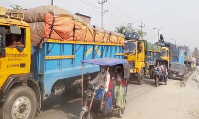 বগুড়ায় মহাসড়কে যানবাহনের চাপ