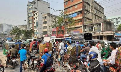 সরকারি বিধিনিষেধ মানছেন না কেউ