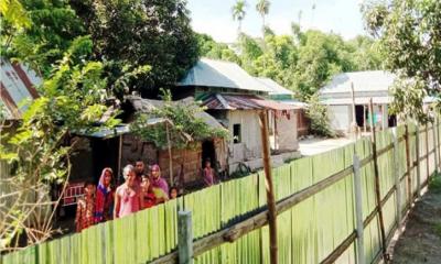 মদনে সাত পরিবার অবরুদ্ধ: যাতায়াত কলা গাছের ভেলায়