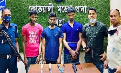 কুমিল্লায় থানা পুলিশের অভিযানে   অস্ত্রসহ ৩ ডাকাত গ্রেফতার