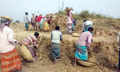 কুষ্টিয়ায় সরকারী খালের মাটি যাচ্ছে ইট ভাটায় !