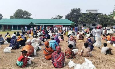 রূপগঞ্জে ত্রাণ বিতরণ করলেন আ.লীগ নেতা আনসার আলী