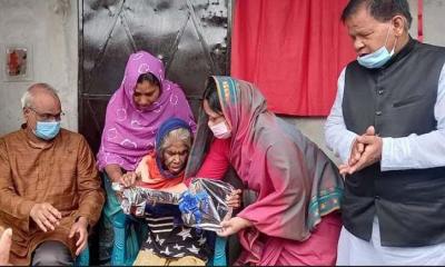 চাঁপাইনবাবগঞ্জে নিজ বেতনের টাকায় বাড়ি উপহার দিলেন এমপি জেসী