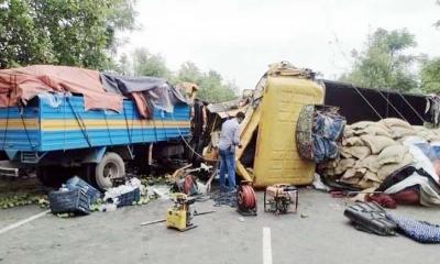 কুষ্টিয়ায় ট্রাক-পিকআপ মুখোমুখি সংঘর্ষ