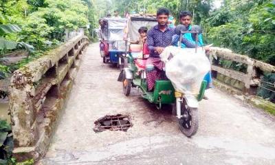 ব্রিজ তো নয় যেনো মরন ফাঁদ !