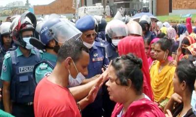 গাজীপুরে বেতনের দাবিতে শ্রমিকদের বিক্ষোভ ও সড়ক অবরোধ