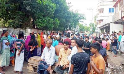 সড়কে পাইপ ও চেয়ার টেবিল বসিয়ে অবরোধ !