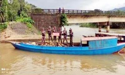 তাহিরপুব সীমান্তে নৌকাসহ পাথর, বিড়ি, মদ আটক