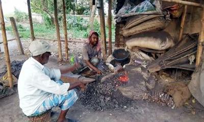 কামার আছে, কর্ম নেই