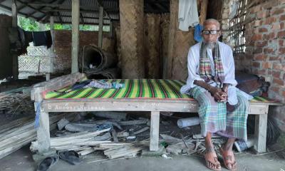 চিকিৎসার অভাবে চোখ অন্ধ লক্ষ্মীপুরের পাগলা মালেকের