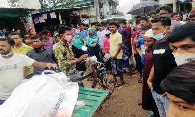 শ্রীপুরে কাভার্ড ভ্যান চাপায় সত্তোরোর্ধ নারী নিহত