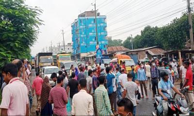 শ্রীপুরে পোশাক শ্রমিকদের মহাসড়ক অবরোধ