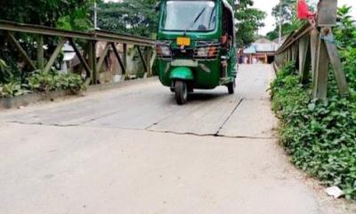 ঘিওরে ঝুকিপূর্ণ বেইলী ব্রীজ, ঝুঁকি নিয়ে পারাপার হচ্ছে পথচারী