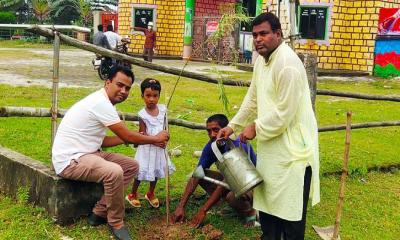 নওগাঁয় আব্দুল জলিল শিশু পার্ক চত্ত্বরে বৃক্ষরোপণ