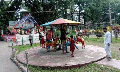 কুমিল্লার বিনোদন কেন্দ্রগুলোতে বাড়ছে দর্শনার্থীদের ভিড়