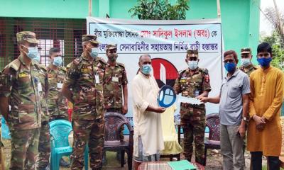 নাচোলে গৃহহীন সৈনিক বীর মুক্তিযোদ্ধাকে বাড়ি হস্তান্তর