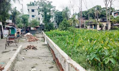 মঠবাড়িয়ায় টেলিফোন অফিসের জমিতে দেয়াল নির্মাণের অভিযোগ