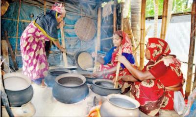 হাতে ভাজা মুড়ির ঐতিহ্য ধরে রেখেছে লক্ষীপুর গ্রাম