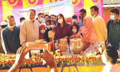 পীরগাছায় ‘কিশোর-কিশোরী ক্লাবের’ ক্রীড়া ও বাদ্যযন্ত্র বিতরণ