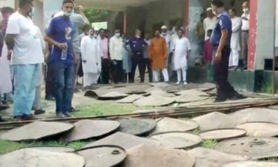 ফরিদপুরে দেশীয় অস্ত্র জমা দিলেন গ্রামবাসী