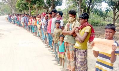 শৈলকুপায় ক্যানেল ভরাট করে রাস্তা নির্মাণের প্রতিবাদে কৃষকদের মানববন্ধন