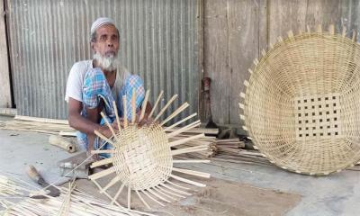 খাঁচা বিক্রি করে চলছে বয়োবৃদ্ধ সুরুজ মিয়ার সংসার