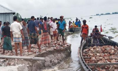 রাজারহাটে তীব্র নদী ভাঙ্গনে সহস্রাধিক পরিবার গৃহহারা