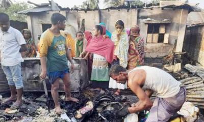 জয়পুরহাটে আগুনে সর্বশান্ত ৬ পরিবার