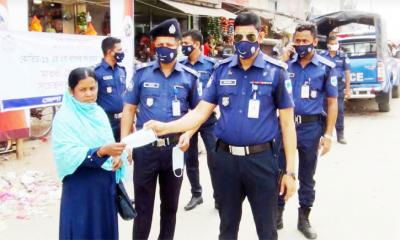 মাগুরায়  সংক্রমণ প্রতিরোধে পুলিশের মাস্ক বিতরণ